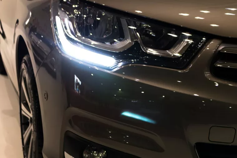 Faire rénover les optiques de phares d'une voiture suite à un accident, Versailles, Élite Pneus Dépann