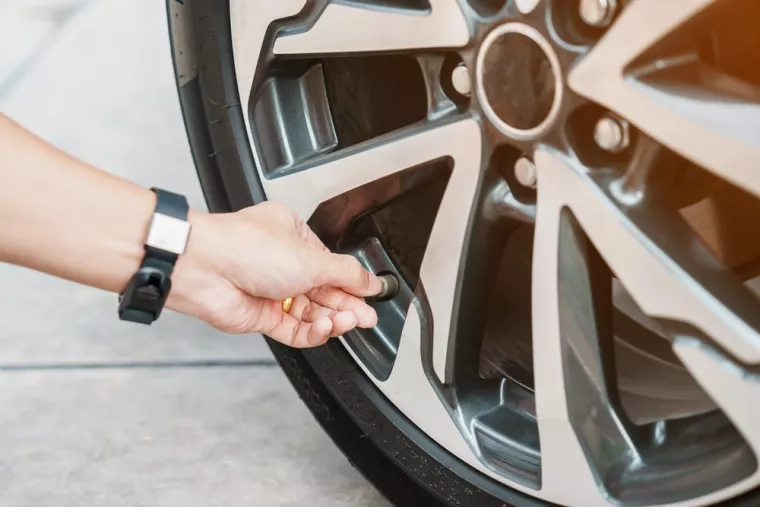Comment puis-je réparer une valve de pneu de voiture qui fuit ?, Versailles, Élite Pneus Dépann